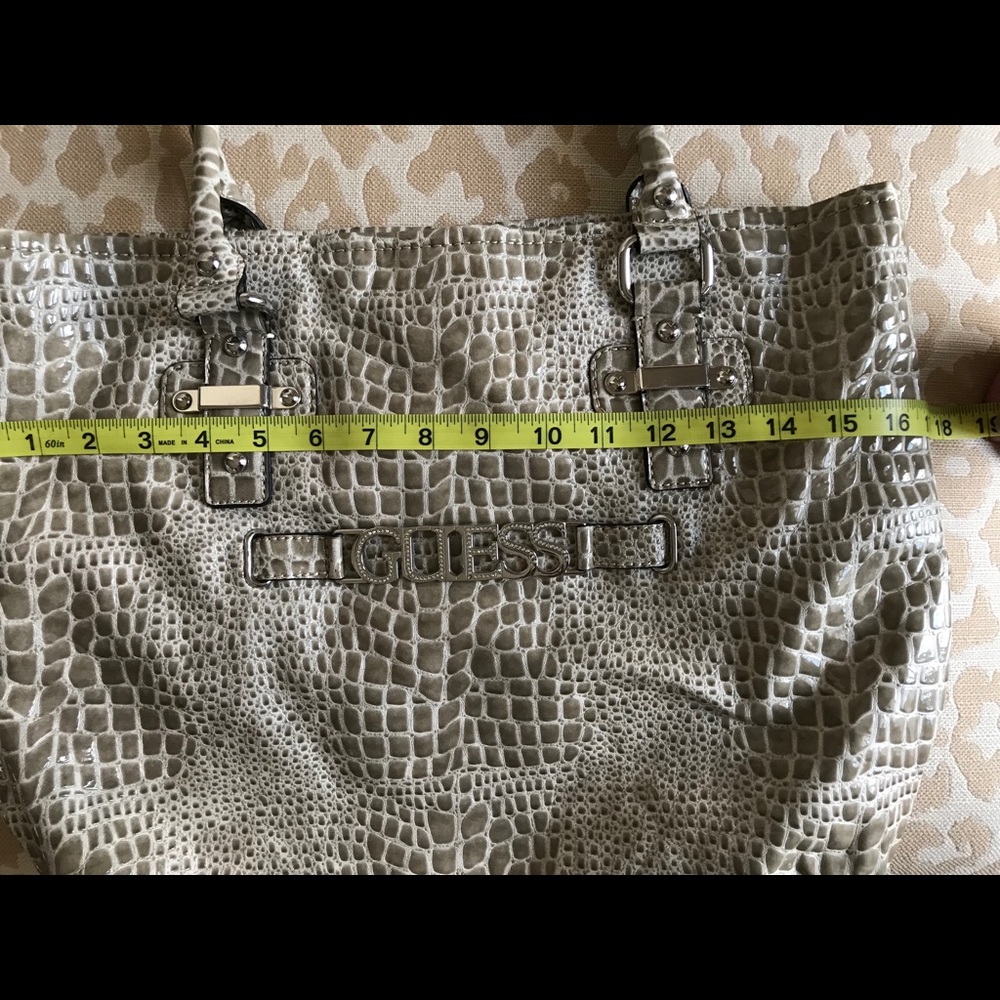 💥Guess Tote💥 - Picture 5 of 5
